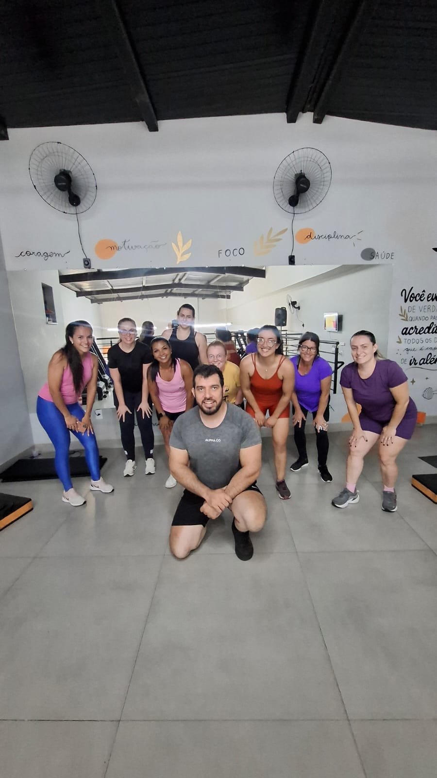 Instrutor e alunas durante aula funcional em grupo na RAYFIT GYM