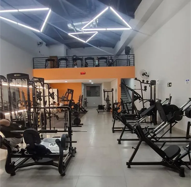 Salão de treino da RAYFIT GYM com equipamentos modernos